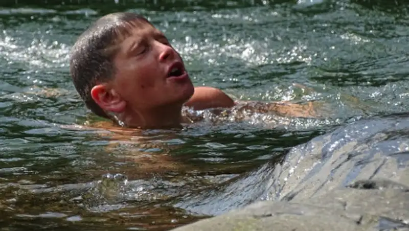 Двоих тонущих детей в Иртыше спас мужчина в Павлодаре