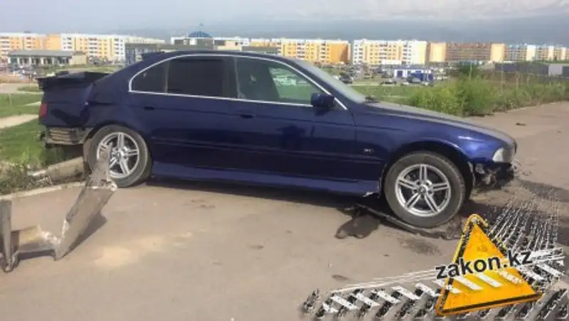 BMW и грузовик вылетели с дороги в Алматы