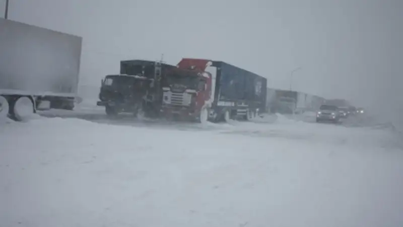 Закрыт выезд из Астаны по трассам в четырех направлениях из-за метели