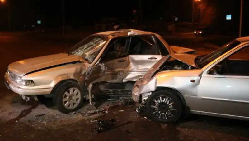 Nexia и Mitsubishi не поделили перекресток в Алматы