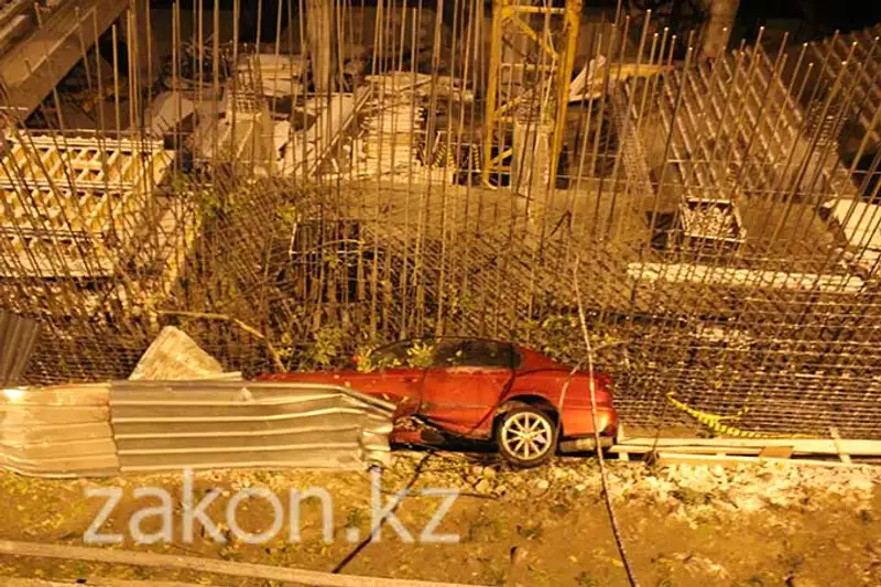 Субару упал в котлован строящейся станции метро в Алматы (фото), фото - Новости Zakon.kz от 11.11.2013 18:29