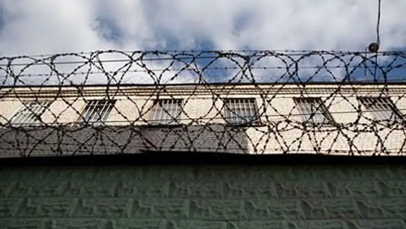 Родственники сидельцев колонии строгого режима в Павлодаре проломили кирпичную стену