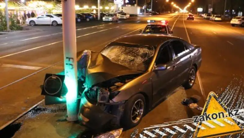 В Алматы Toyota влетела в столб, есть пострадавшие