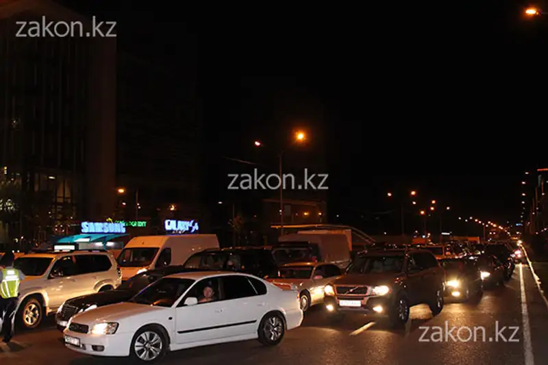 Два Мерседеса не подлежат восстановлению после столкновения на аль-Фараби-Сейфуллина в Алматы (фото), фото - Новости Zakon.kz от 11.07.2013 18:22