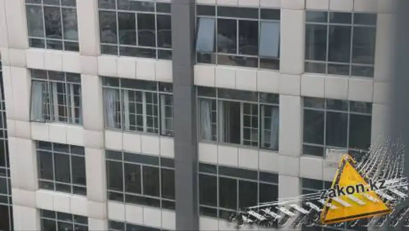 Появилось видео нападения на охранника в алматинском ЖК