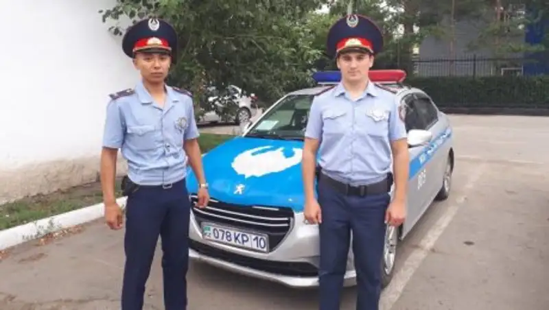 Полицейские вытащили подростка из горящего дома в Костанайской области