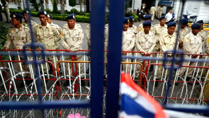 Протестующие в Бангкоке взяли в осаду еще четыре министерства