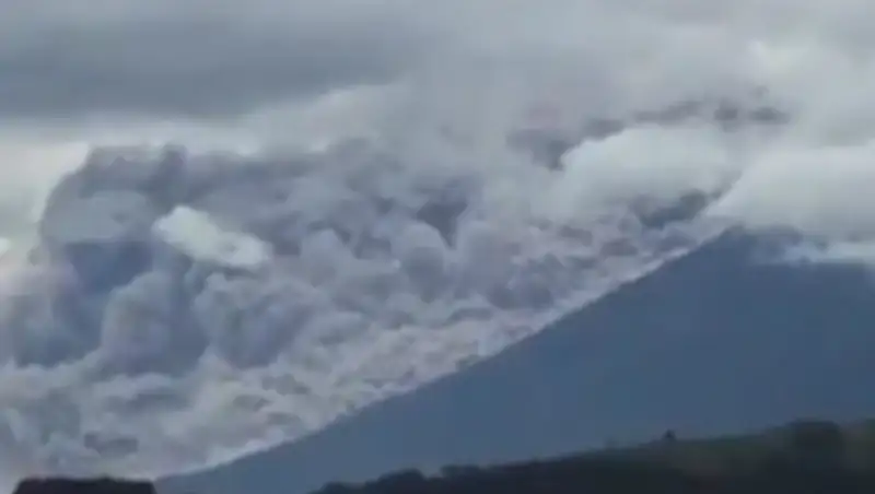 Извергающийся вулкан Фуэго засыпал пеплом 15 населенных пунктов