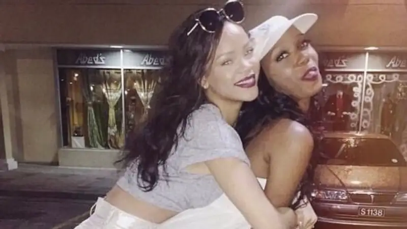 Скончалась 28-летняя сестра певицы Рианны Танелла Аллейн