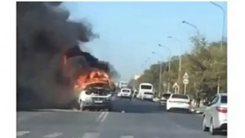 «ГАЗель» сгорела на центральной улице Атырау