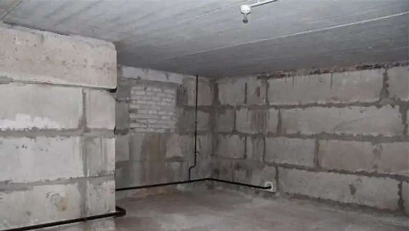 В Усть-Каменогорске жители многоэтажки отстаивают свое право на подвал