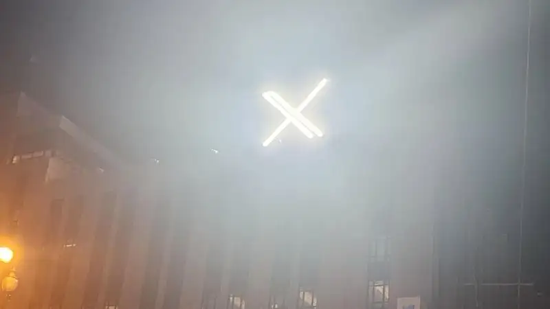 Илон Маск установил новый логотип "Х" на штаб-квартиру Twitter с нарушением правил