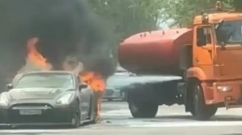 В Алматы водовоз успел потушить вспыхнувший на дороге спорткар