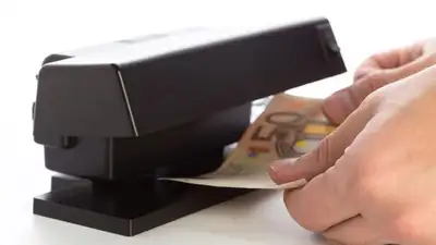 Казахстанку экстрадировали из Швеции за фальшивомонетчество, фото - Новости Zakon.kz от 22.03.2023 12:13