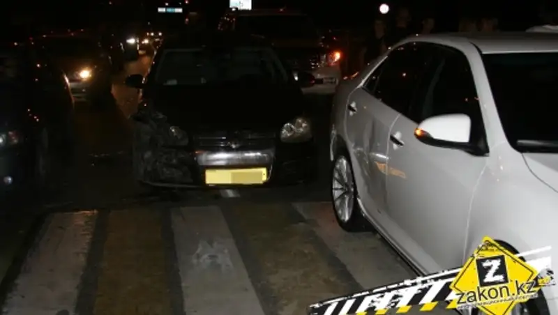 Пешеход пострадал в результате ДТП с тремя машинами в Алматы