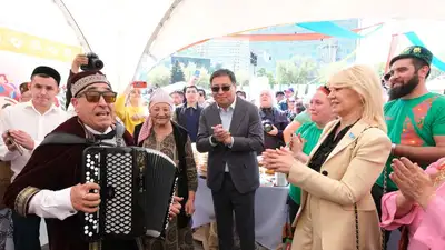 Юные алматинцы станцевали лезгинку для Досаева, фото - Новости Zakon.kz от 01.05.2023 14:54