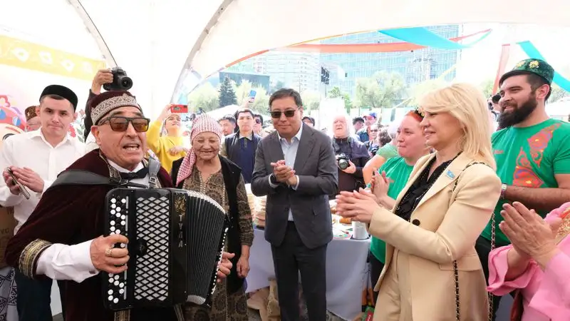 Юные алматинцы станцевали лезгинку для Досаева