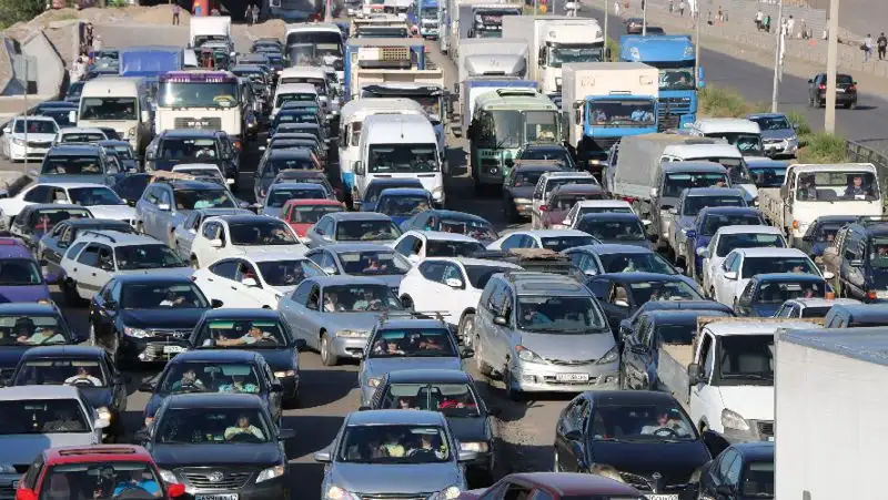 Токаев дал поручения по разовому утильсбору и регистрации иностранных автомобилей