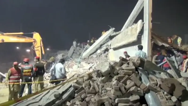 СМИ: В пакистанском Лахоре пять человек погибли при обрушении крыши здания