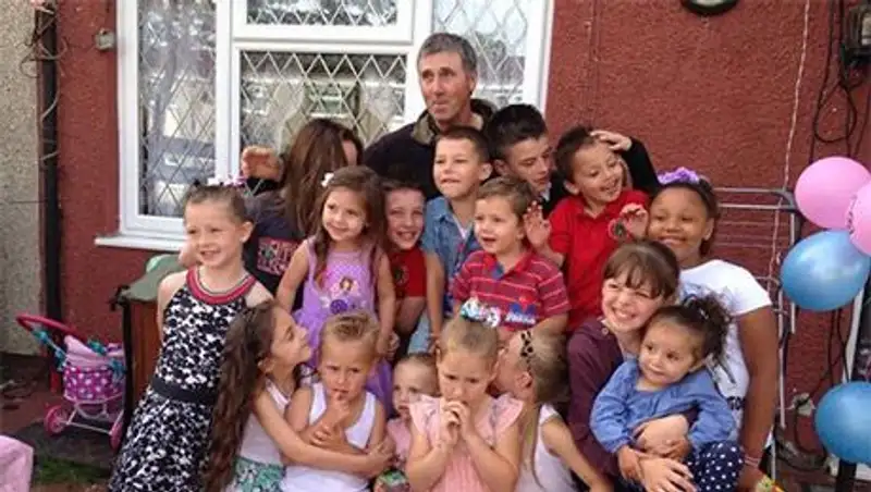 В Британии в 56 лет ушел из жизни "суперпапа", у которого было 16 детей и 33 внука