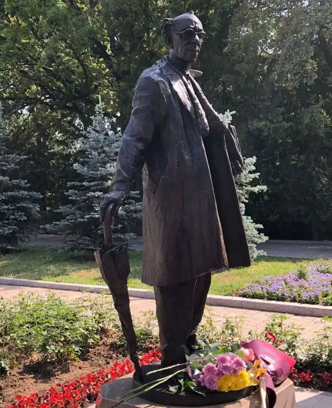 В Алматы открыли скульптуру артиста Юрия Померанцева, фото - Новости Zakon.kz от 15.06.2023 15:02