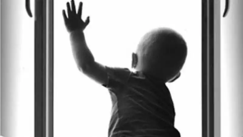 Трехлетний мальчик разбился, выпав из окна пятого этажа в Темиртау