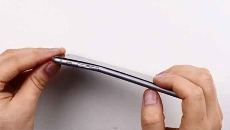 Пользователи IPhone 6 жалуются, что смартфон гнется в кармане