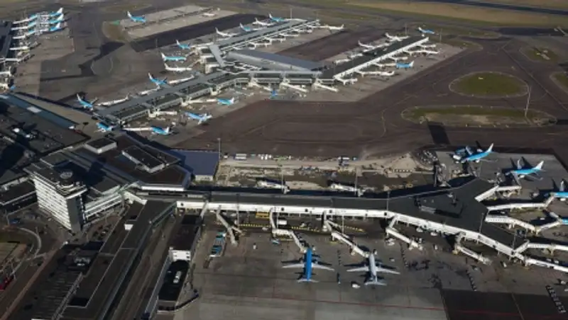 Пилот попался на пьянке в аэропорту Амстердама