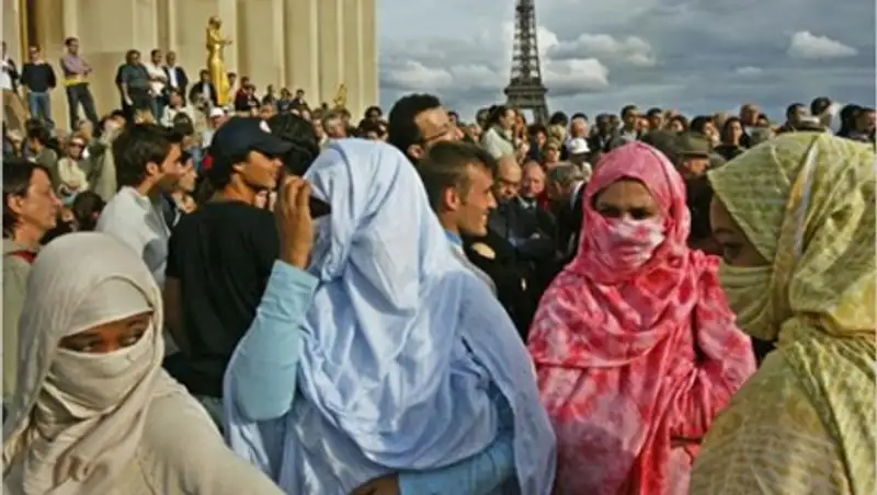 Франция пообещала дать жильё тысячам беженцев