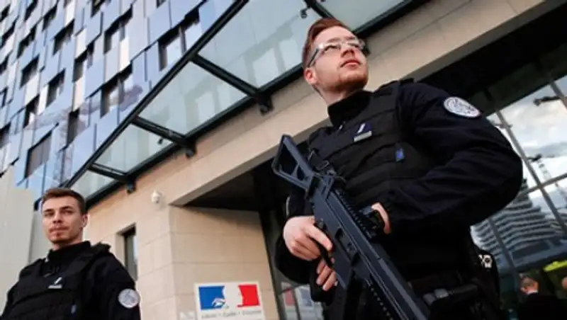 Граждане Франции, присоединившееся к боевикам ИГ*, продолжали получать соцпособия