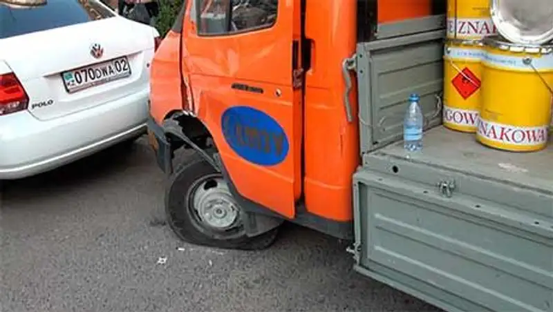 Сердечный приступ водителя «ГАЗели» привел к крупному ДТП в Алматы