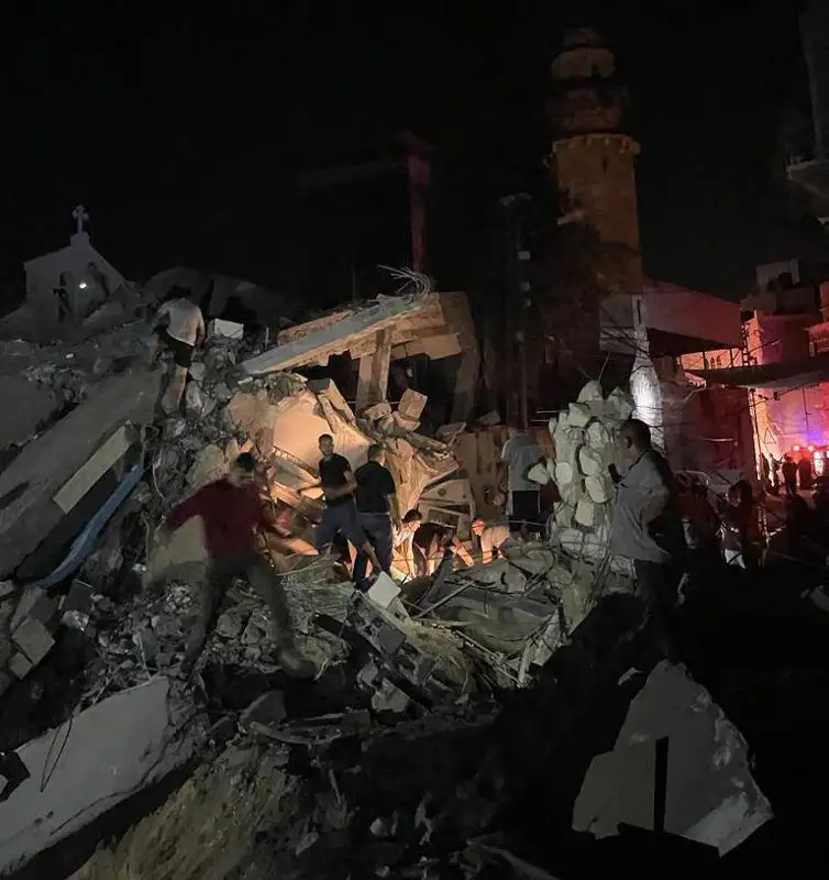 Десятки людей оказались под завалами церкви в Секторе Газа после попадания в нее израильской ракеты, фото - Новости Zakon.kz от 20.10.2023 04:59