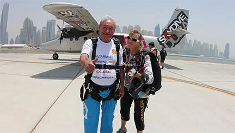 Максут Нарикбаев совершил прыжок с парашютом