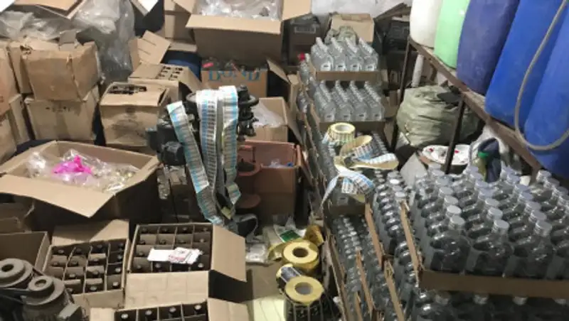 Подпольный цех по производству дешевой водки выявлен в Алматы