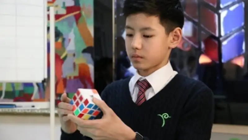 В Павлодаре восьмиклассник собирает кубик Рубика за восемь секунд