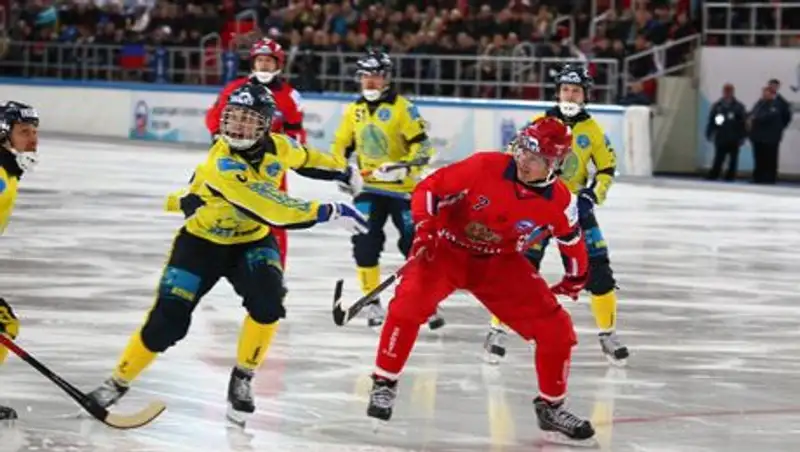 Сборная Казахстана по хоккею с мячом проиграла России