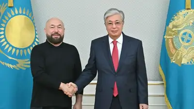Токаев принял известного кинорежиссера, фото - Новости Zakon.kz от 15.08.2023 14:30