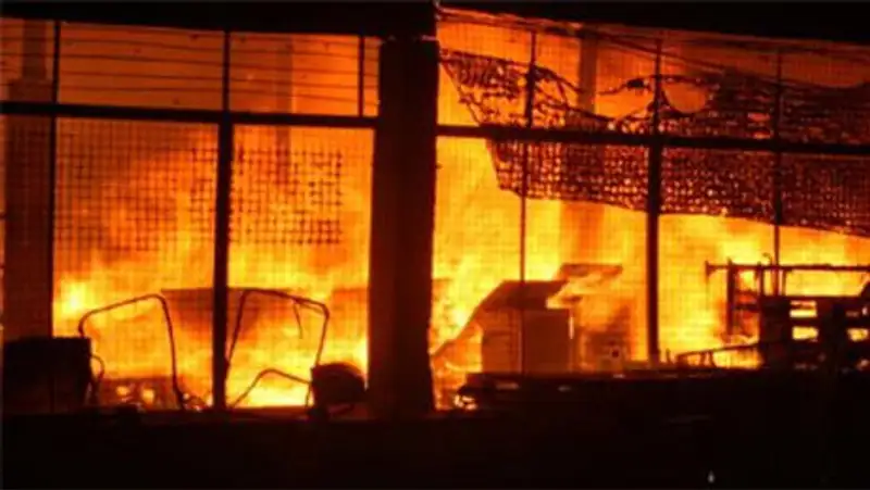 На острове Пхукет загорелся крупный торговый центр, фото - Новости Zakon.kz от 17.10.2013 15:12