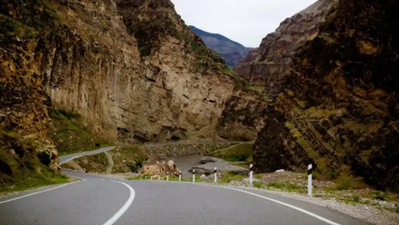 В Грузии при падении микроавтобуса с обрыва погибли 17 человек