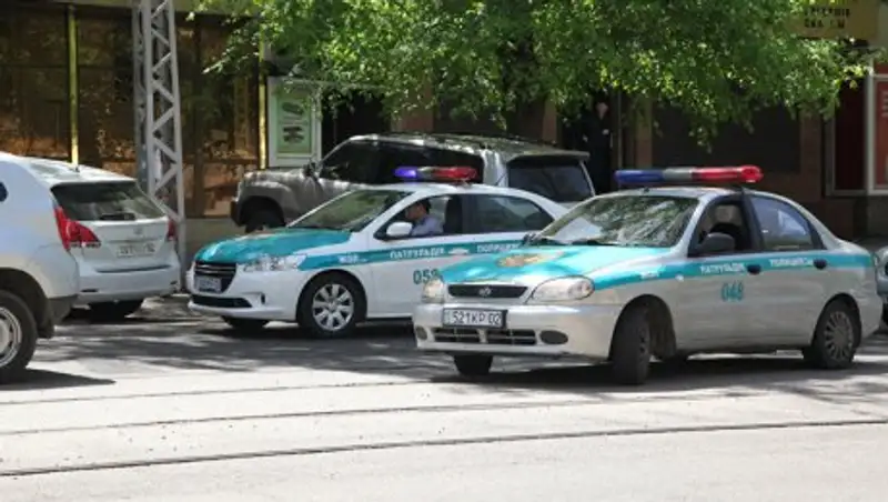 Полиция расчищает район Центральной клинической больницы в Алматы