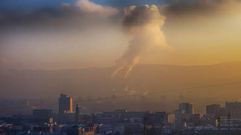 В столице Индии отменяют рейсы самолетов и поездов из-за густого смога