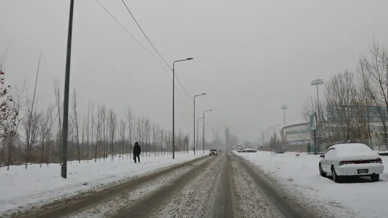 Участки двух республиканских трасс закрыли в Казахстане из-за гололеда