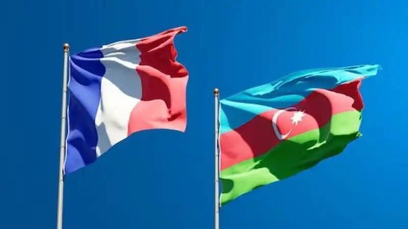 Азербайджан решил выслать из страны двух французских дипломатов