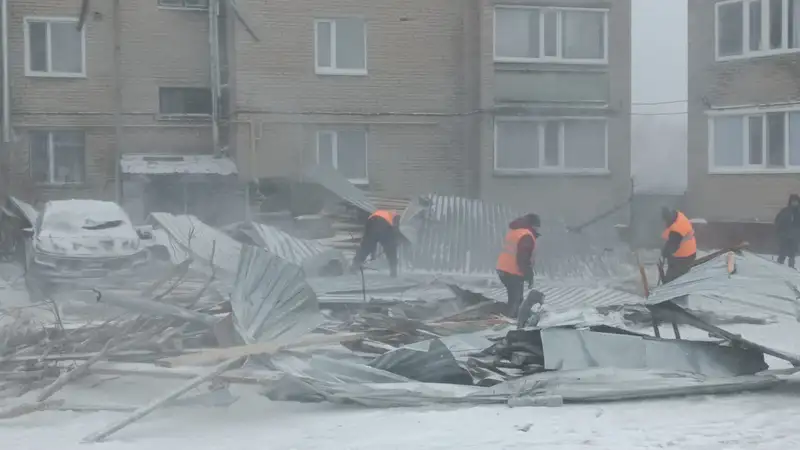 Ураганный ветер сдул крышу с жилого дома в Костанайской области
