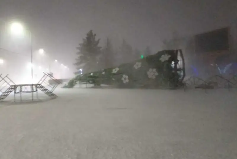 В Лисаковске буран опрокинул главную новогоднюю елку города, фото - Новости Zakon.kz от 26.12.2023 10:30