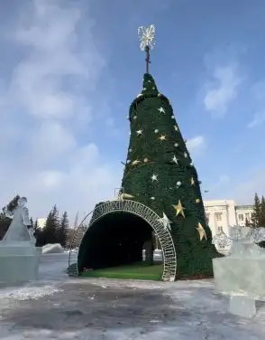 В Кокшетау главная елка города развалилась от сильного ветра, фото - Новости Zakon.kz от 27.12.2023 02:11