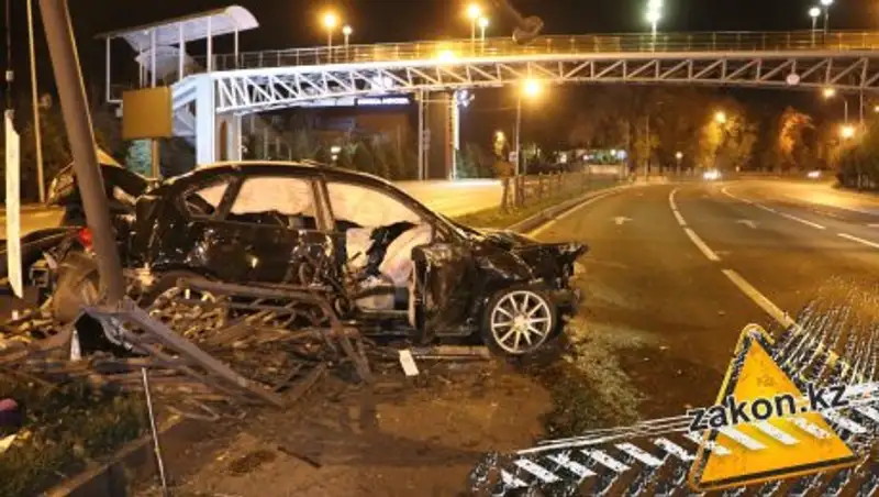 В Алматы водитель разбил вдребезги свой Subaru