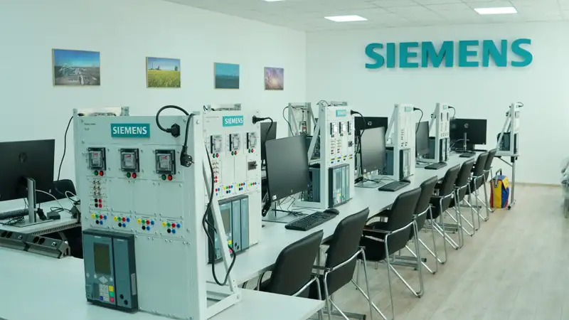 В Energo University открыт единственный в ЦА учебный центр по релейной защите и автоматизации Siemens, фото - Новости Zakon.kz от 26.12.2023 13:45