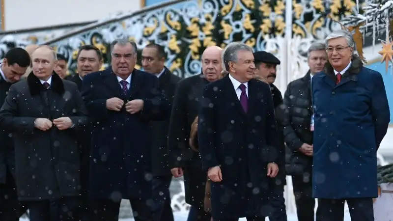 Янтарную комнату, Петергоф и Павловский дворец посетил Токаев в Санкт-Петербурге