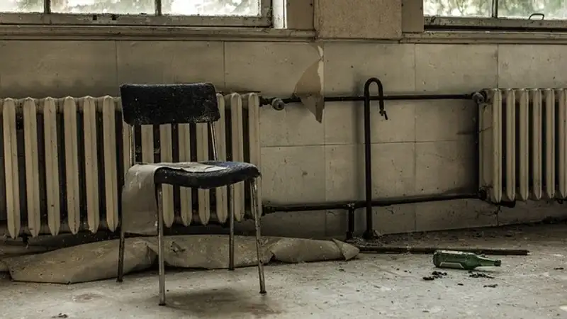 Мародеры повадились грабить аварийный дом в Павлодаре